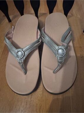 Strole Women's Pewter Horizon Thong Orthotic Sandals like new/no box size 10